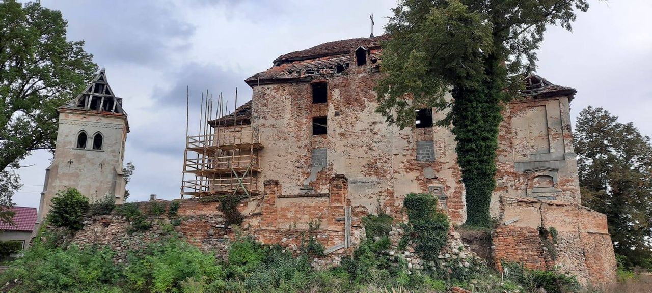 Jędrzychów. Ruszają prace przy zamku. Jest szansa na uratowanie zabytku