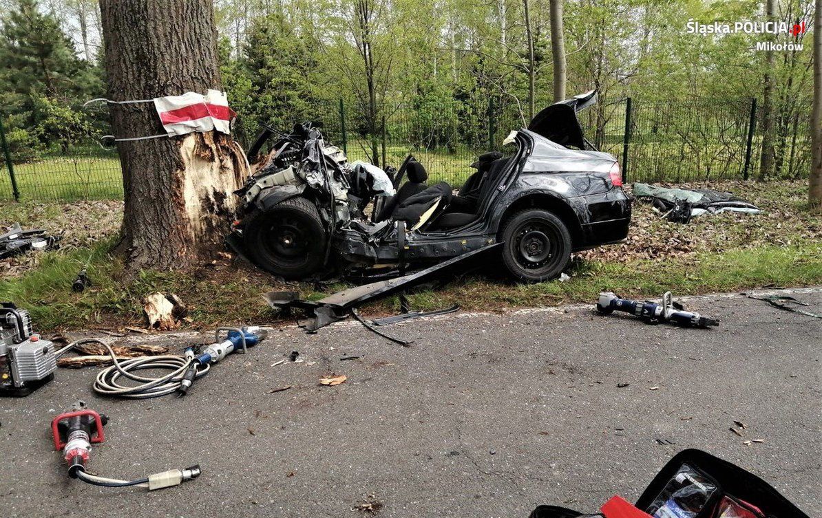 Śmiertelny wypadek w Mikołowie. Nie żyje kierowca BMW, który rozbił auto o drzewo. fot. KPP Mikołów