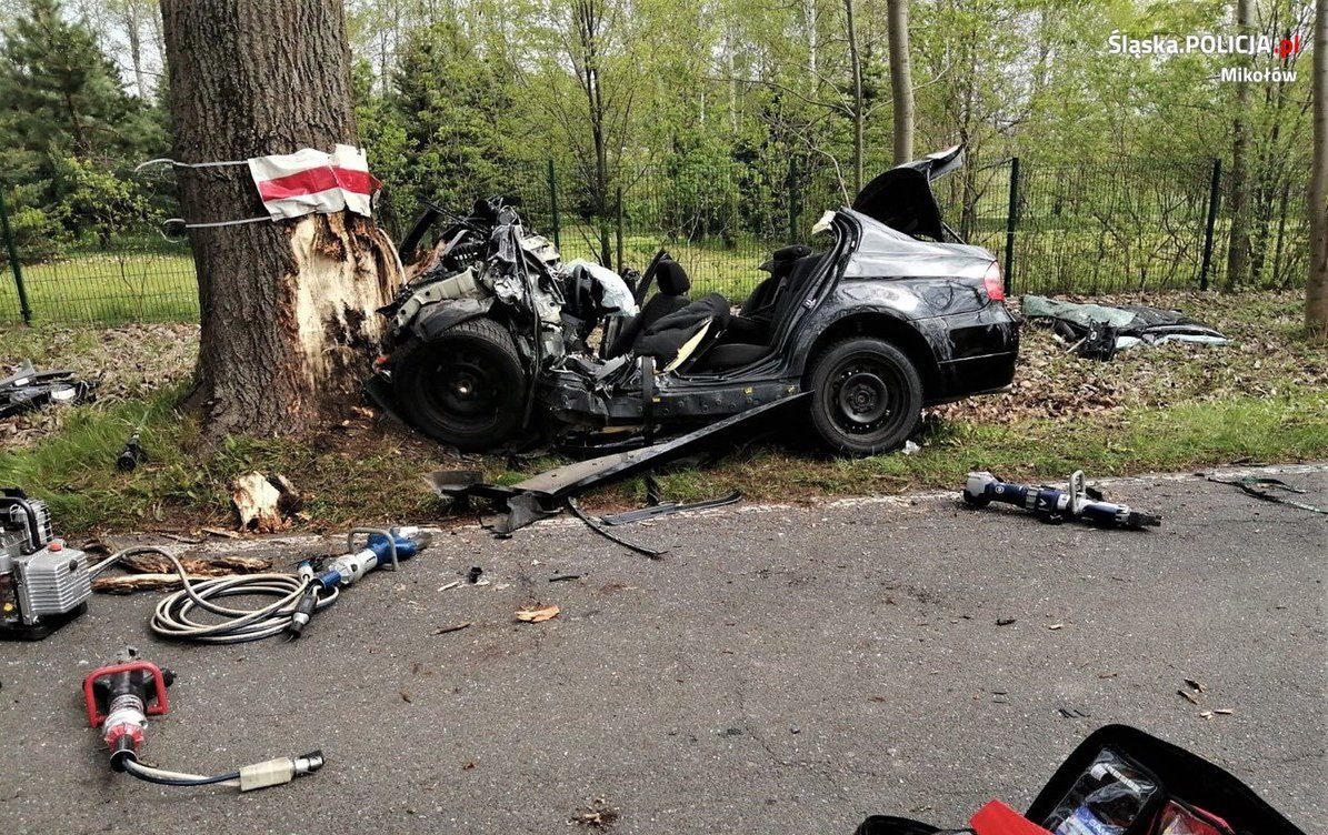 Śmiertelny wypadek w Mikołowie. Nie żyje kierowca BMW, który rozbił auto o drzewo. fot. KPP Mikołów