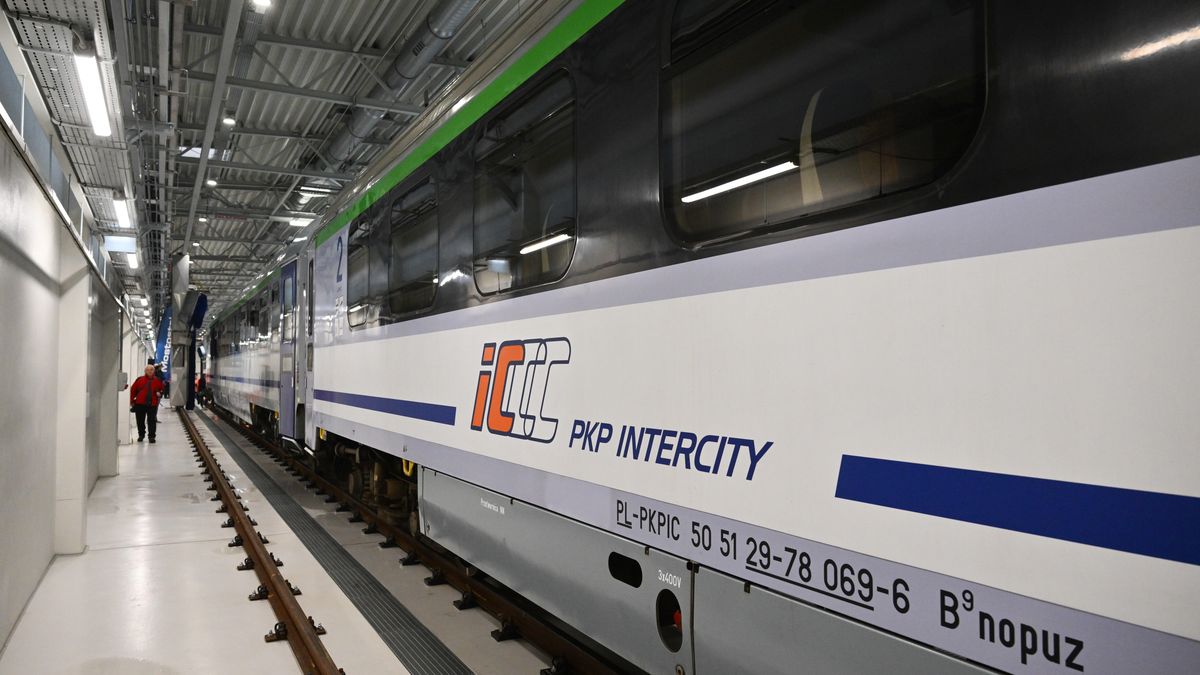 myjnia
Wroc�aw, 12.03.2024. Otwarcie nowej ekologicznej myjni na terenie stacji postojowej PKP Intercity we Wroc�awiu, 12 bm. (mk/doro) PAP/Maciej Kulczy�ski
Maciej Kulczy�ski
intercity, kolej, kolejowa, myjnia, PKP, poci�g, poci�g�w, wagon, wagon�w