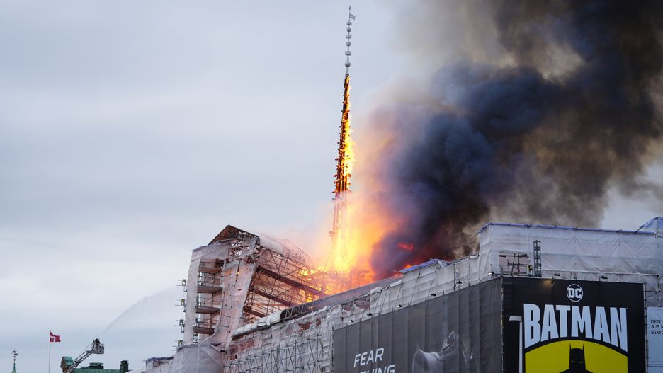 Flames and smoke rise from the old Stock Exchange (Boersen) in Copenhagen, Denmark, 16 April 2024. A violent fire broke out in the building which is under renovation on the morning of 16 April. The building was erected in the 1620s as a commercial building by King Christian IV and is located next to the Danish parliament. EPA/Ida Marie Odgaard DENMARK OUT Dostawca: PAP/EPA.
