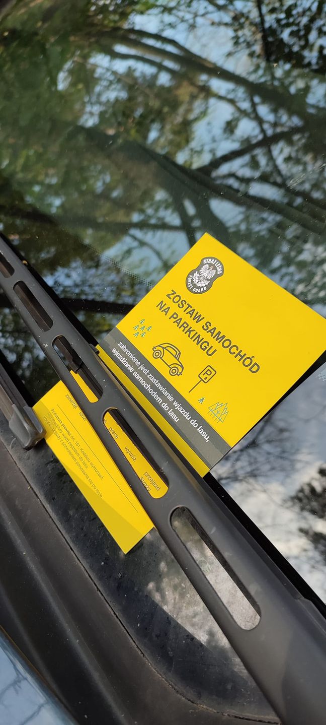 Żółta kartka dla właściciela pozostawionego przed szlabanem auta