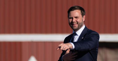 "Wieśniacy". Pekin oburzony skandalicznymi słowami Vance'a