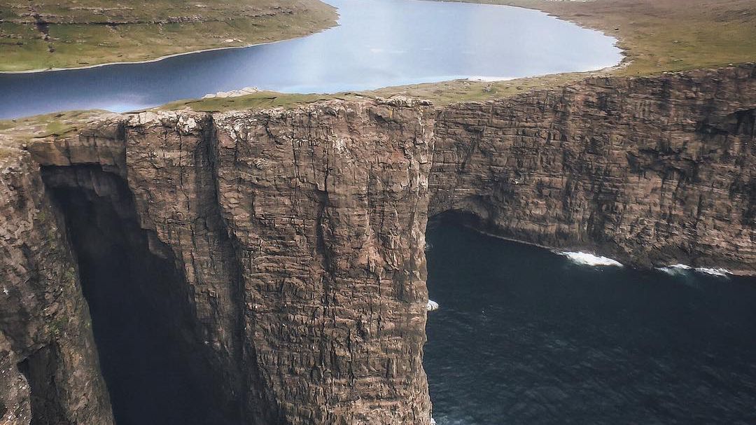 Zjawiskowe jezioro położone nad oceanem. Photoshop czy naturalne piękno natury? 1