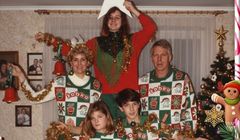 Limitowana kolekcja Żabki na święta. To zimowy zestaw ubrań w klimacie lat 90.