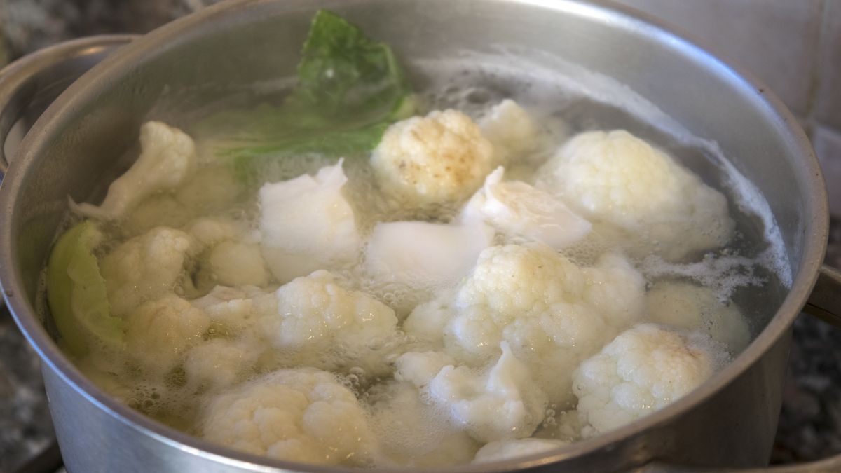 Dodaj do wody, kiedy gotujesz kalafiora. Zachowa biały kolor i nie będzie cuchnął