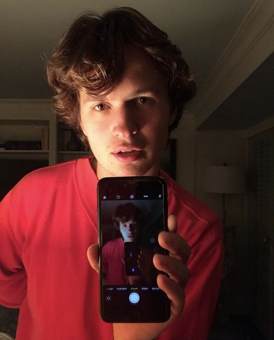 Ansel Elgort tłumaczy się z zarzutów gwałtu na 17-letniej fance