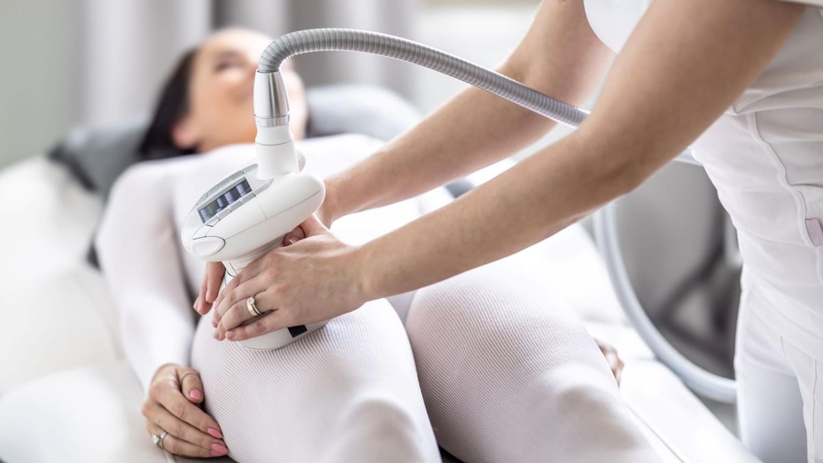 Endermologia polega na pobudzeniu do działania metabolizmu tkanki tłuszczowej, co pozwala na redukcję tkanki tłuszczowej.