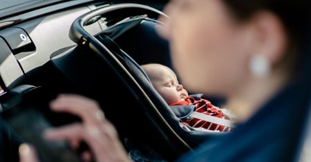 Mierzyn. Matka zatrzasnęła dziecko w aucie. Policjanci wybili szybę