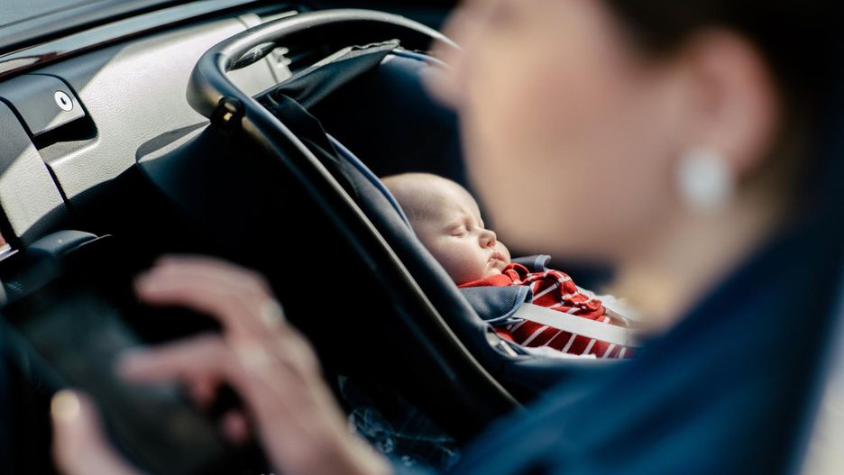 Mama zatrzasnęła drzwi auta. W środku było niemowlę