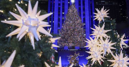 Czekali na to nie tylko nowojorczycy. Rozbłysła choinka w Rockefeller Center