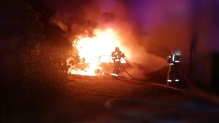 Podlaskie: 42-latek ukradł ojcu kluczyki do samochodu i wjechał w dom. Auto spłonęło, a on schował się w krzakach