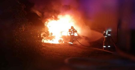Podlaskie: 42-latek ukradł ojcu kluczyki do samochodu i wjechał w dom. Auto spłonęło, a on schował się w krzakach
