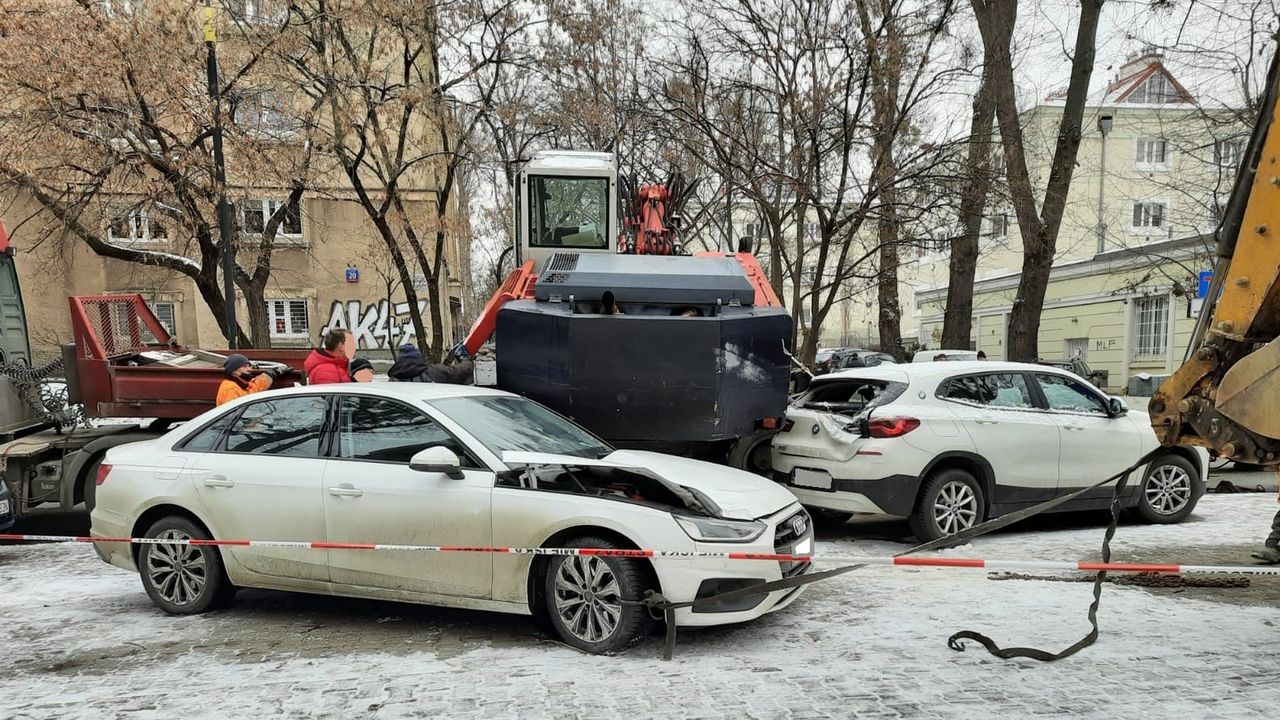 Warszawa. Nieostrożność dużego kalibru. Koparka spadła z lawety na auta