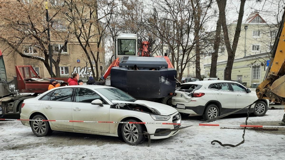 Warszawa. Na Muranowie na stołecznej Woli, doszło do niefortunnego zdarzenia. Koparka spadła z lawety na parkujące samochody