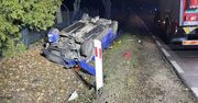 Bolęcin: Kierujący skodą stracił panowanie nad pojazdem zjechał z jezdni, uderzył w ogrodzenie i dachował. Mężczyzna jest w stanie ciężkim