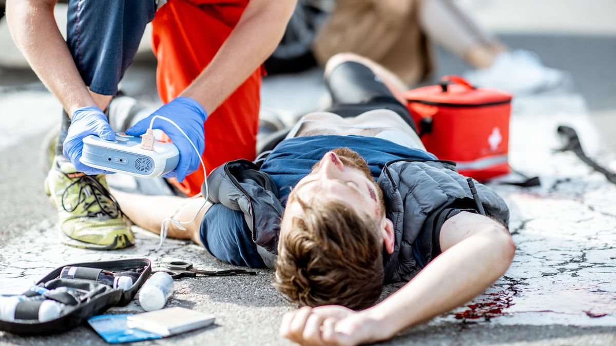 Zatrzymanie krwotoku to pierwsza czynność, którą należy podjąć przy pierwszej pomocy przy ranie