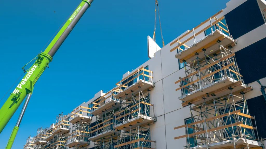 Pekabex z kontraktami w Szwecji i Polsce