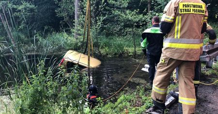 Lubuskie. Auto z kobietą w środku wpadło do stawu. Pan Karol został bohaterem