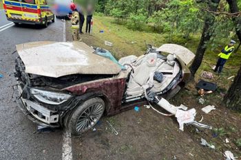 74-latka wjechała w drzewa. Mercedes za milion złotych do kasacji