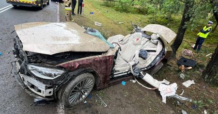 74-latka wjechała w drzewa. Mercedes za milion złotych do kasacji