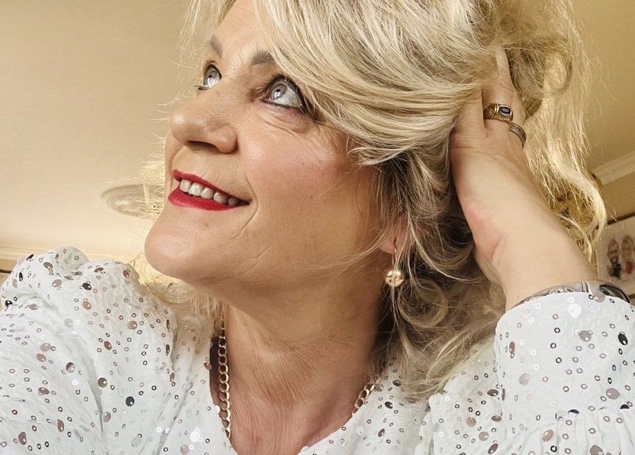 Ela z "Rolnika" zapozowała w białej sukience