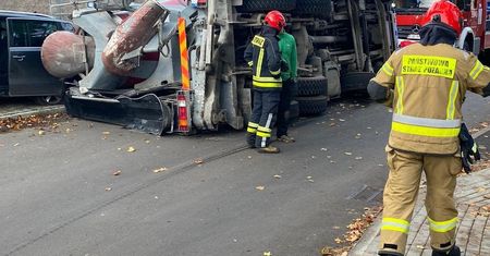 Betoniarka wywróciła się na zakręcie. Kierująca minivanem uratowała siebie i dzieci