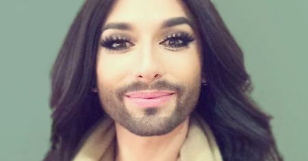 Bez długich włosów i makijażu. Conchita Wurst wygląda zupełnie inaczej