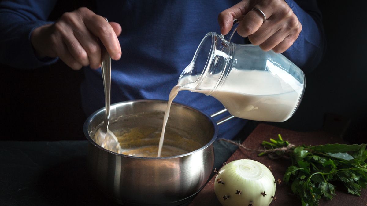 Beszamel to rodzaj sosu, który świetnie sprawdza się do makaronów, a także dań zapiekanych lub do polania warzyw