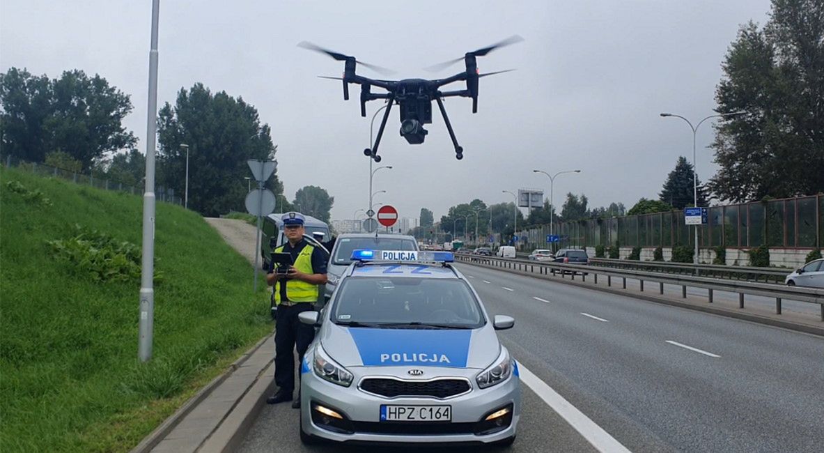 Dron pozwoli policjantom na pilnowanie większego terenu w okolicy cmentarza