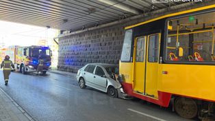 Warszawa: Skoda zakleszczona pomiędzy dwoma tramwajami na Pradze-Północ