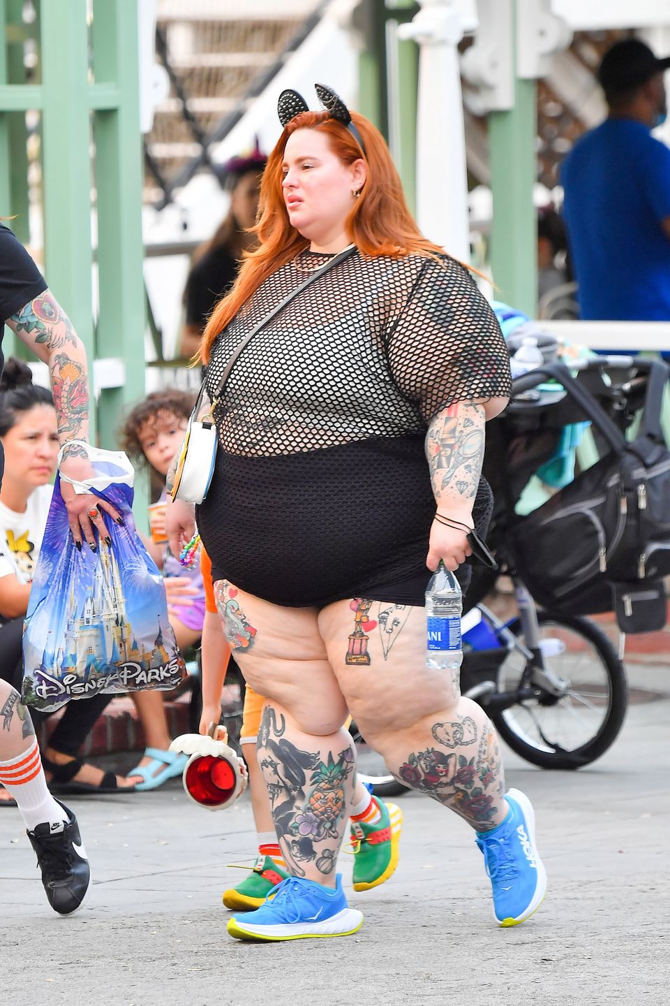 Przebrana za Myszkę Miki Tess Holliday delektuje się lodami w Disneylandzie