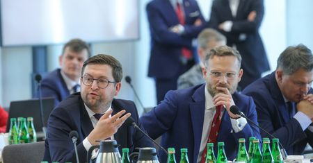 Poseł PiS wyrzucony z obrad komisji. Doszło do spięcia
