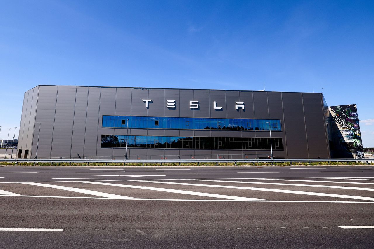 Toxic atmosphere at Tesla. Thousands of coffee mugs have gone missing.