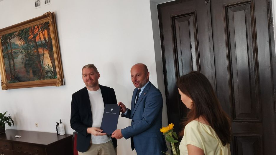 Prezydent Konrad Fijołek osobiście wręczył stypendia twórcze wyłonionym przez komisję konkursową stypendystom.