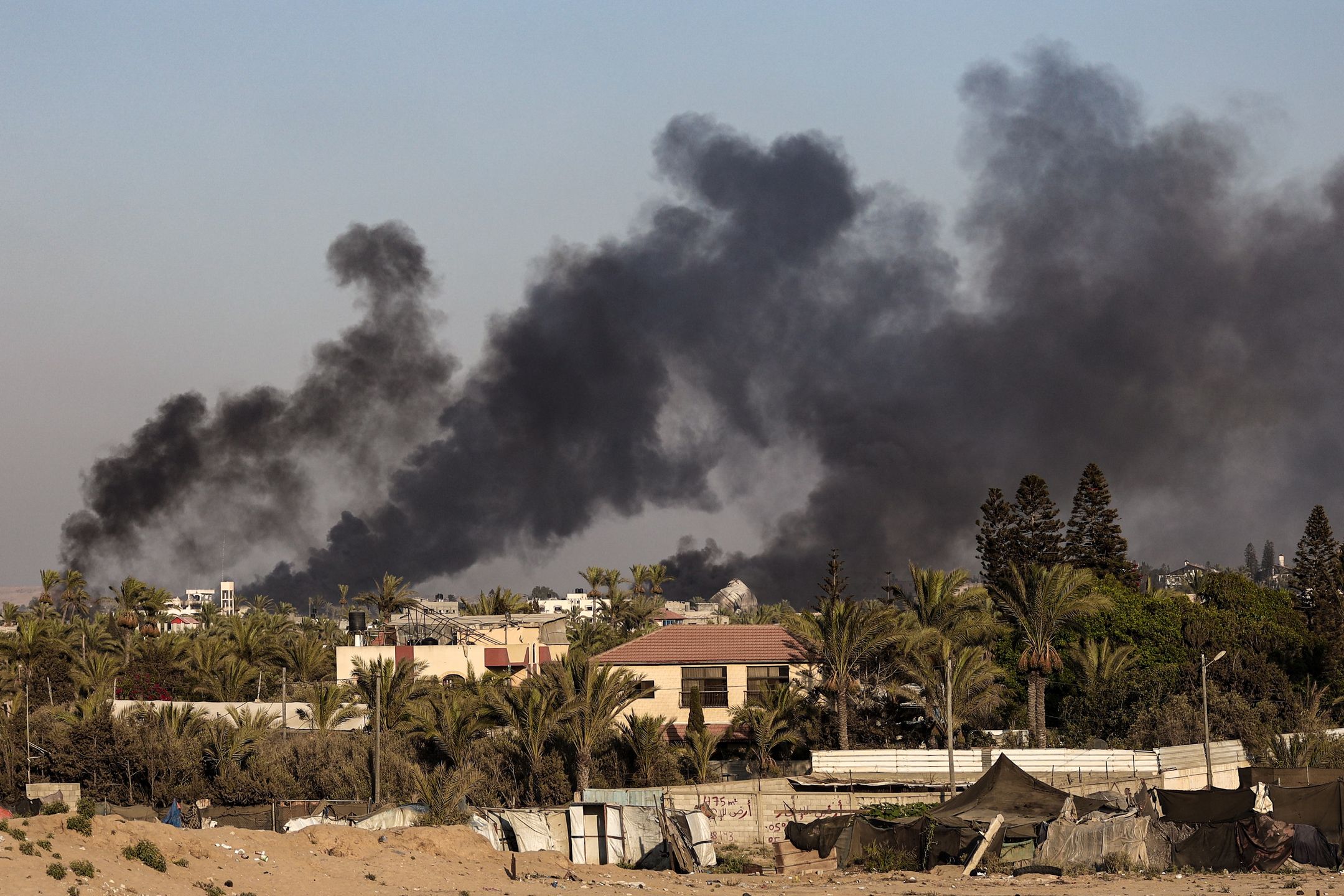 Dym na zachodnią częścią Dajr al-Balah