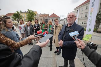 Bezpłatna pomoc psychologiczna na kieleckim Rynku. Bus z terapeutami czeka na mieszkańców w piątek, 23 maja do godziny 18
