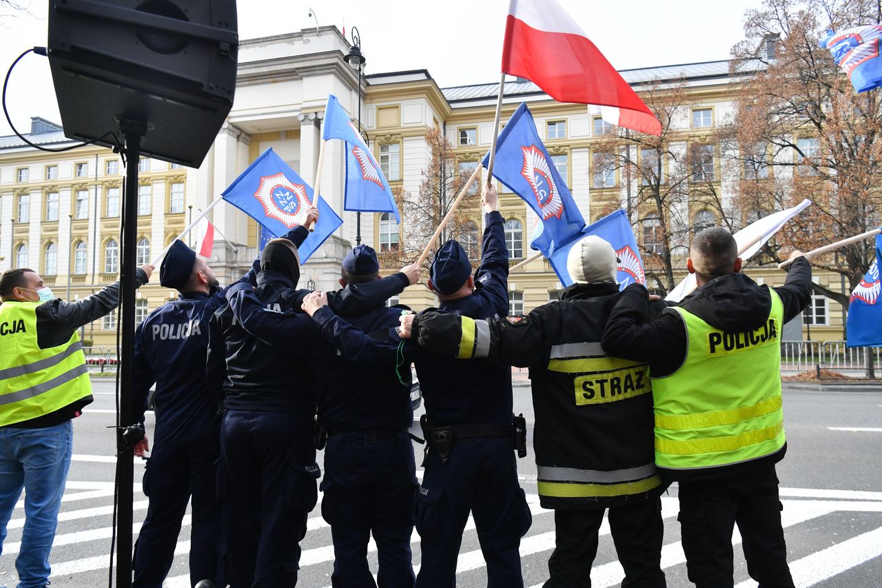 Manifestacja służb mundurowych przed KPRM w Warszawie