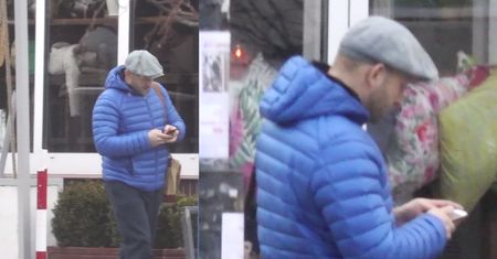 Szyc wpatrzony w telefon mknie ulicami Warszawy