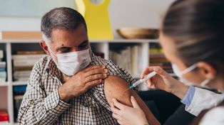 Kolejne przypadki ZOMR w Wielkiej Brytanii. Trwają szczepienia