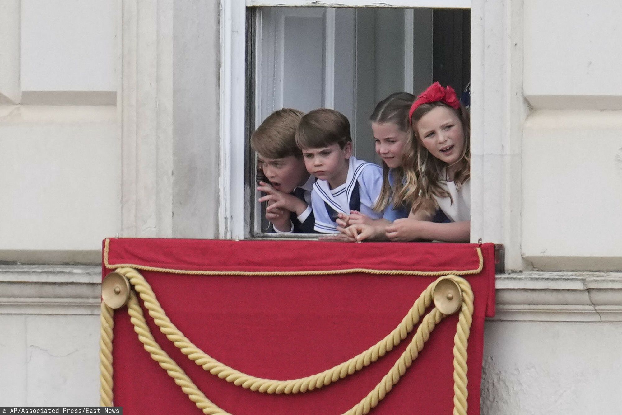 Dzieci Kate i Williama dokazują na jubileuszu królowej... To one są największymi gwiazdami wydarzenia? 
