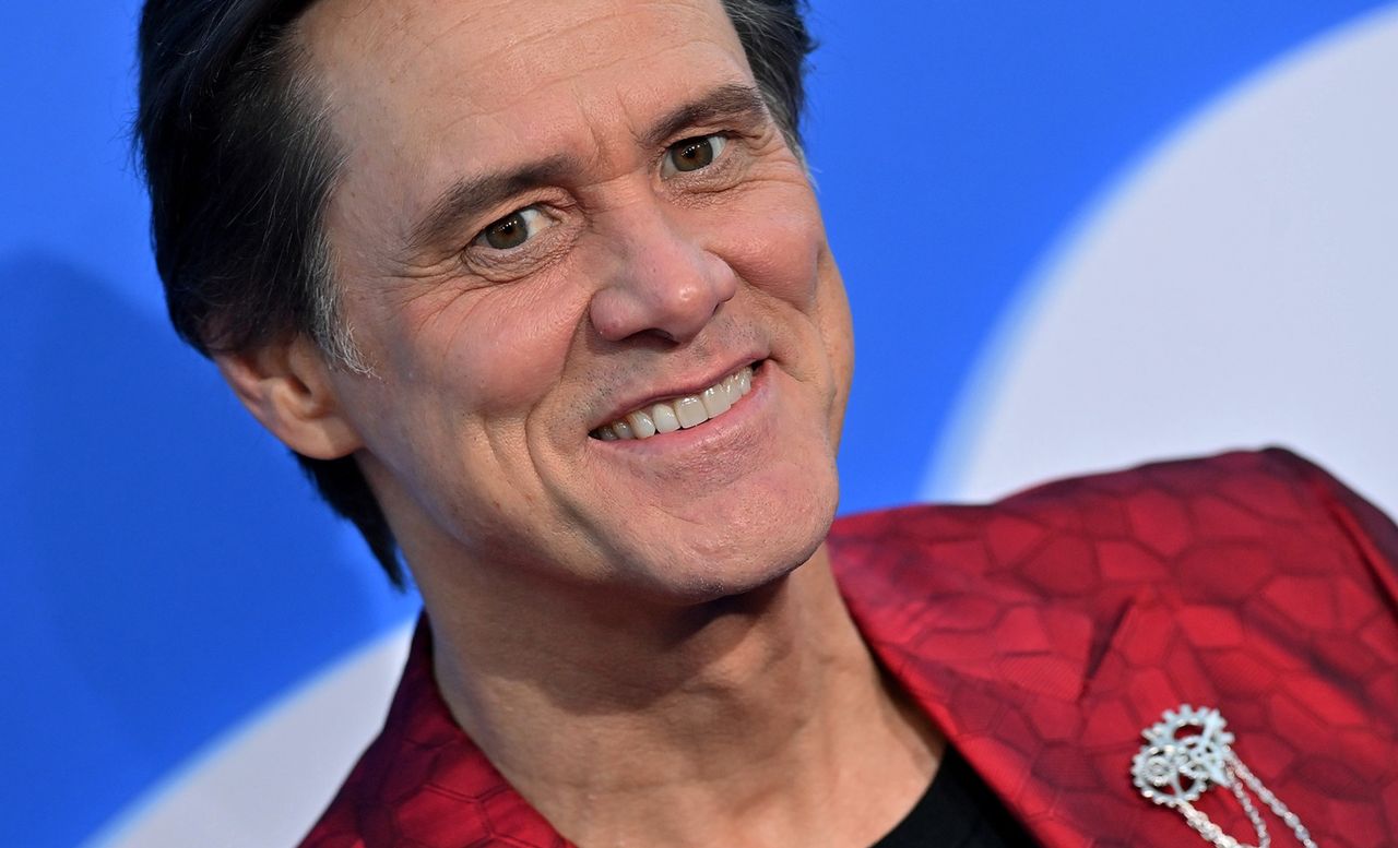 Zakrwawione wnętrzności i świńskie głowy w basenie. Jim Carrey ściemnia jak nikt