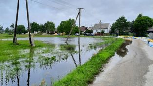 Jędrzejów: Policjanci wspierają mieszkańców podtopionych terenów