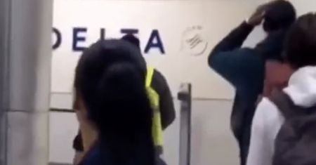 Podróżna postawiła pół lotniska na nogi. Ludzie łapali się za głowy
