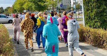 Bieg w piżamach. Będą biegać i pomagać w Ogrodzie Saskim, impreza dla całych rodzin. Ty też możesz dołączyć do akcji