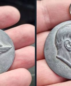 Mariupol. Rosjanie traktują monety muzealne z wizerunkiem Hitlera jako "trofea wojenne"