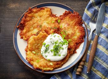 Dodaję łyżkę do placków ziemniaczanych. Wychodzą chrupkie, ale nie piją tłuszczu