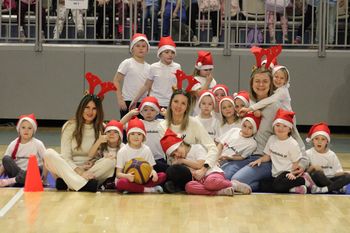 Koszalin: Przedszkolaki spotkały się ze Świętym Mikołajem. 1300 dzieci w Hali Widowiskowo Sportowej