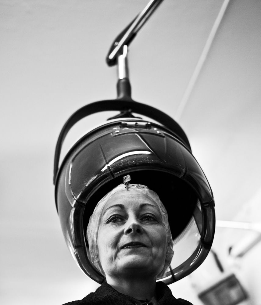 „Hair” - naturalistyczny cykl czaro białych zdjęć z salonu fryzjerskiego