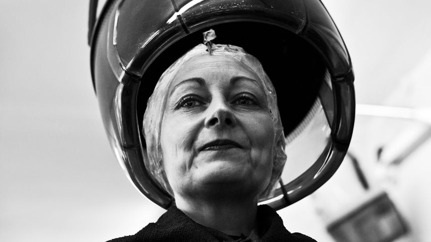 „Hair” - naturalistyczny cykl czaro białych zdjęć z salonu fryzjerskiego 1